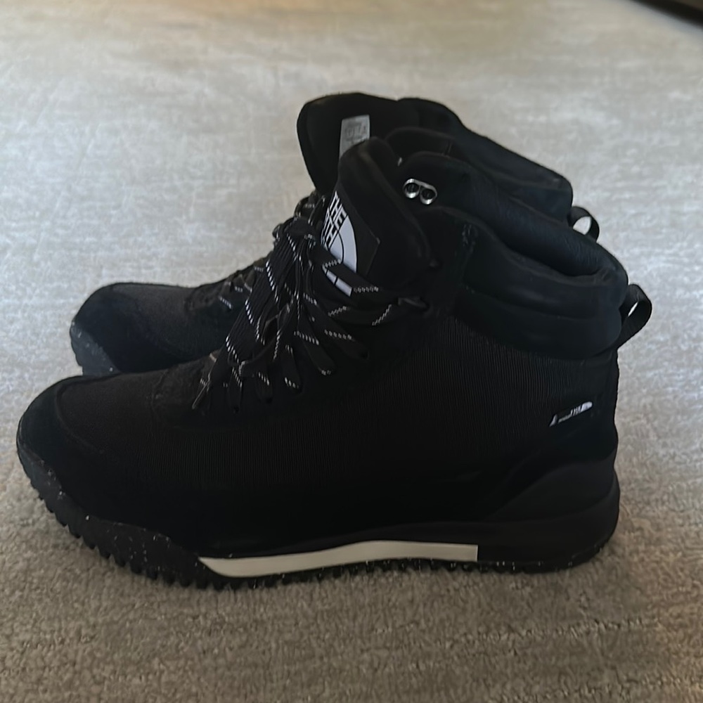Size 9 north face snow boots cold weather - Picture 1 of 4